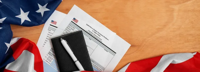 Ручка бумажник флаг США и документы на столе