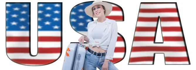 Девушка с чемоданом на фоне букв США в виде флага США