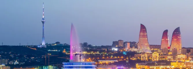 Пламенные башни в Баку в вечернее время
