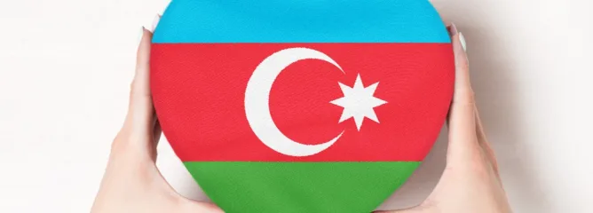 Флаг Азербайджана в руках