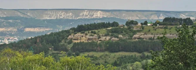 Панорамный вид на зеленые холмы и горы