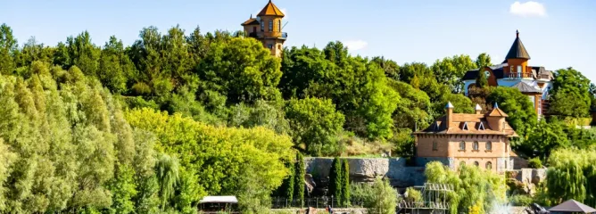 Зеленое и живописное место с домиками