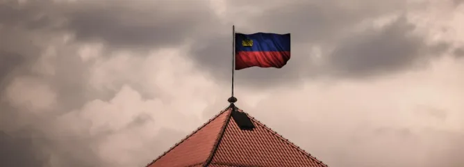 Флаг Лихтенштейна на крыше дома