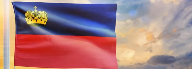 Флаг Лихтенштейна на фоне неба