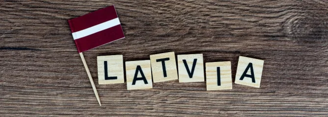 Флаг Латвии и слово на английском на доске