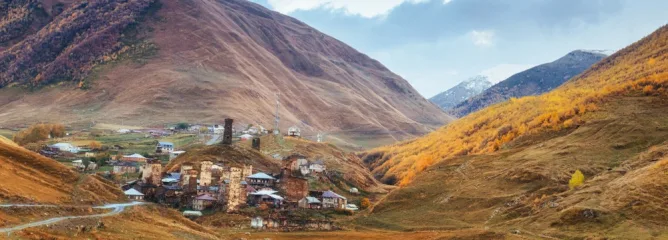 Панорама на осенний маленький городок Грузии