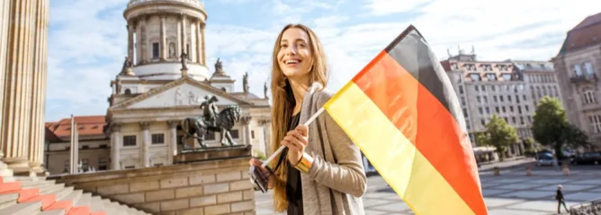 Счастливая девушка с ВНЖ с флагом Германии