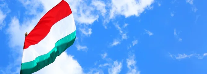 Флаг Венгрии на фоне неба