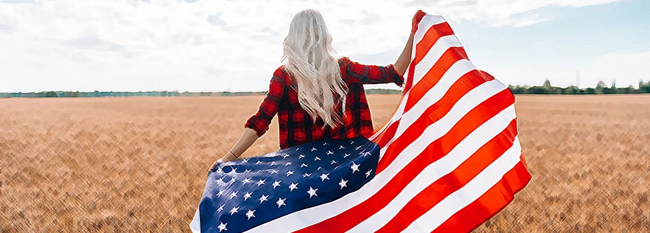 Девушка бегущая по полю с флагом США