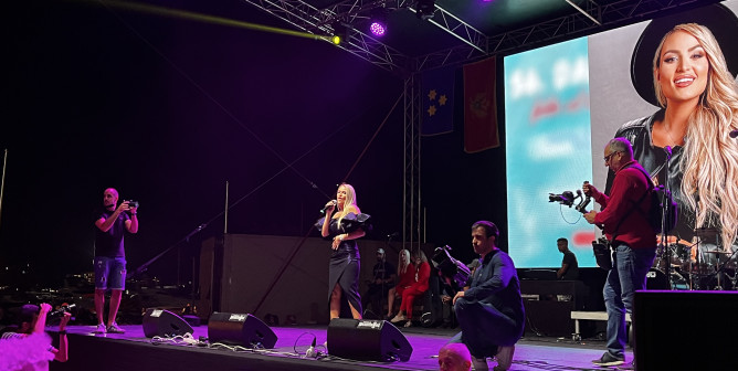 Performance by Monika Knezović on Shirun Day in Budva

