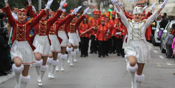 * Шествие по городу открывает парад мажореток