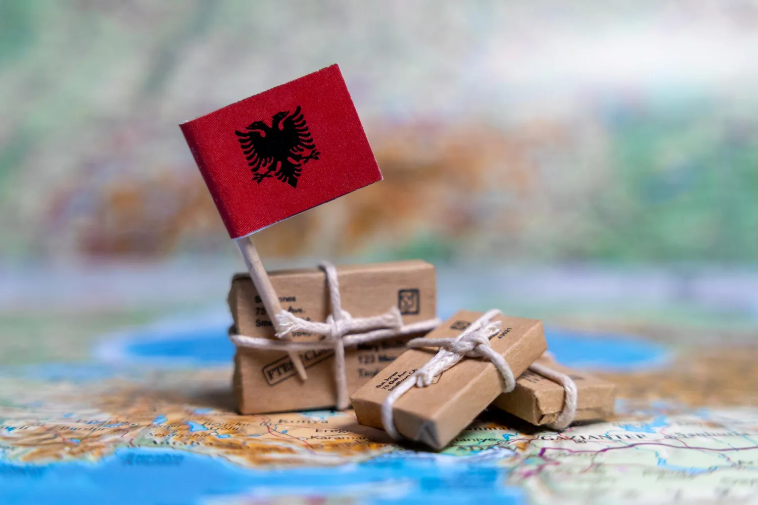 Игрушечный флаг Албании на карте