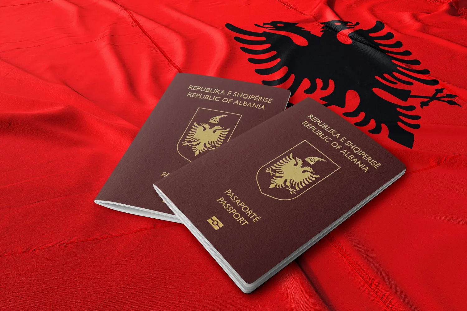 Паспорта Албании на флаге Албании