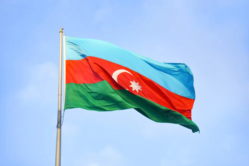 Флаг Азербайджана развивается на ветру