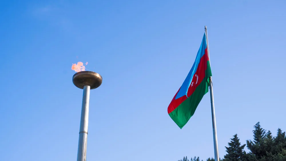 Флаг Азербайджана на фоне башни и неба
