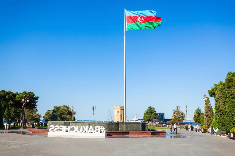 Развивающийся флаг Азербайджана на фоне неба