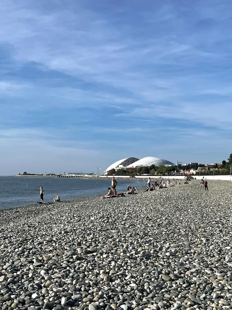 Берег Черного моря в Сочи