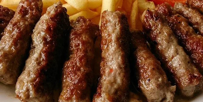 Чевапи — традиционное балканское мясное блюдо