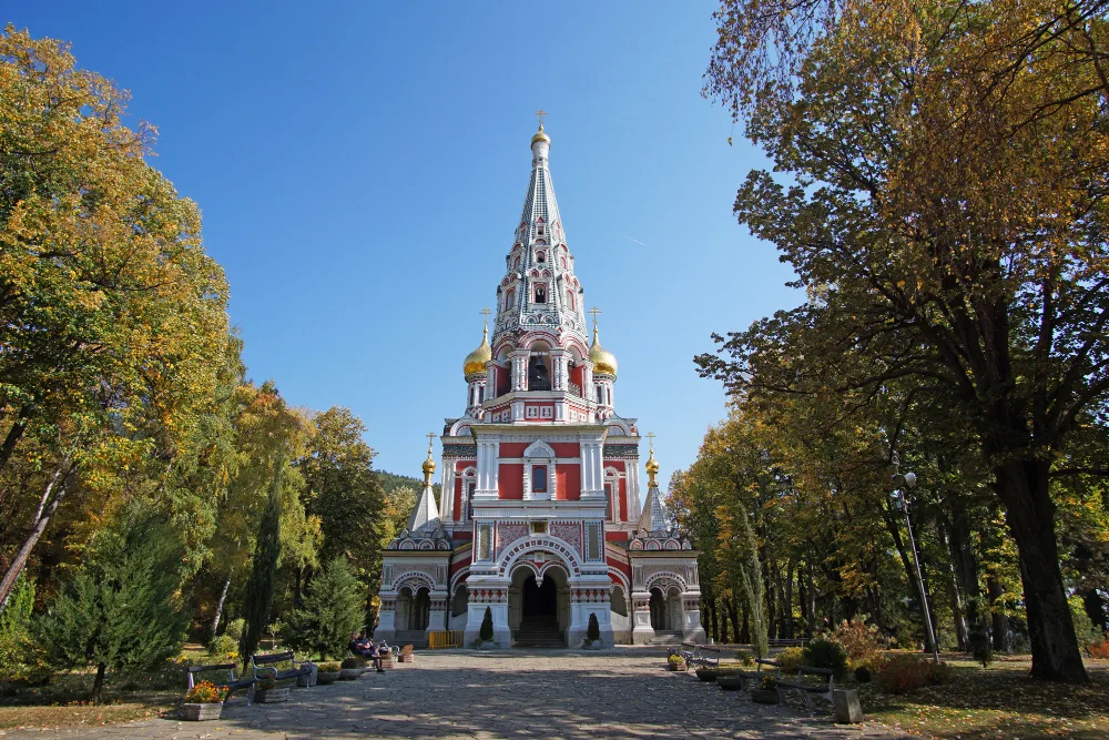 Церковь-памятник Рождества Христова в Болгарии осенью.