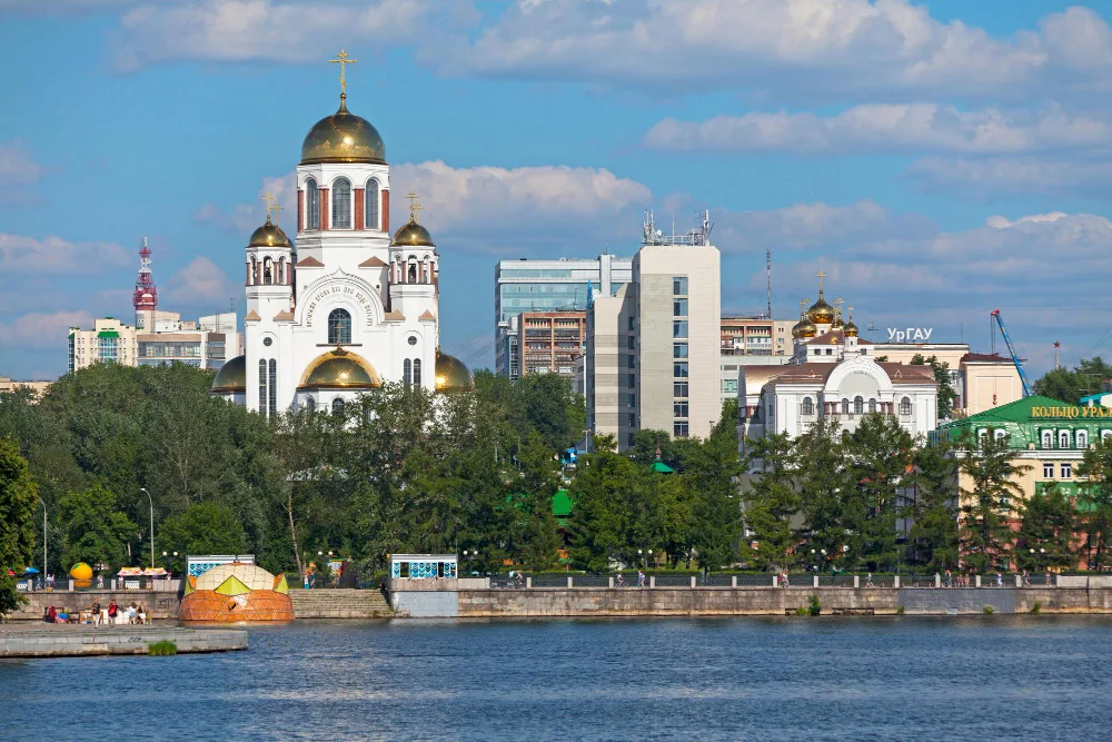 Храм на Крови в Екатеринбурге и городской пруд