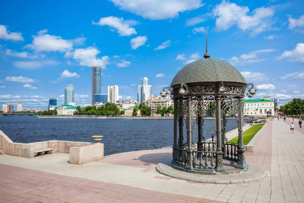 Набережная Городского пруда в Екатеринбурге