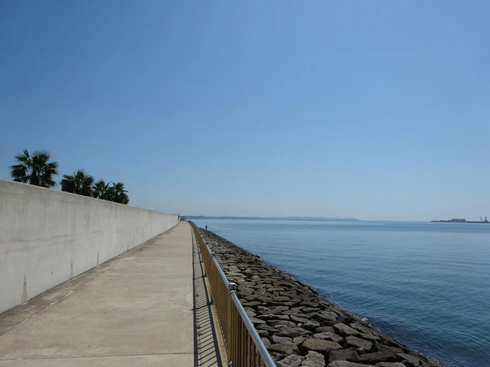 Дорожка по побережью около моря