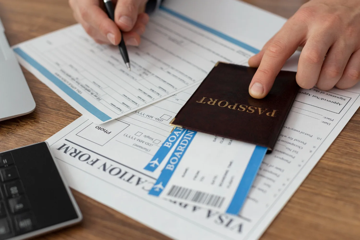 Заполнение документов и паспорт с авиабилетами