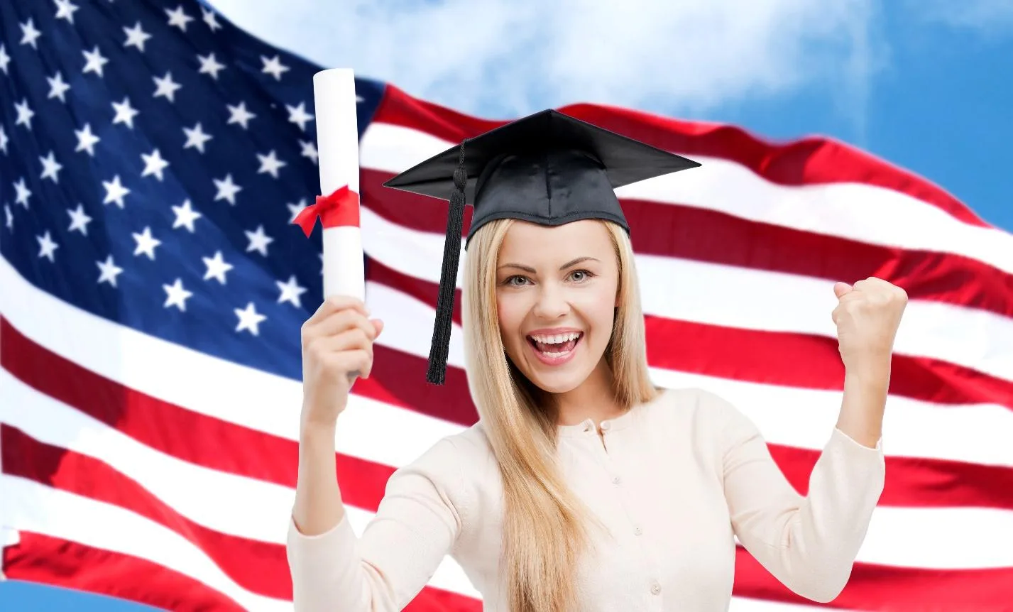 Девушка в шляпе держит сверток на фоне флага США