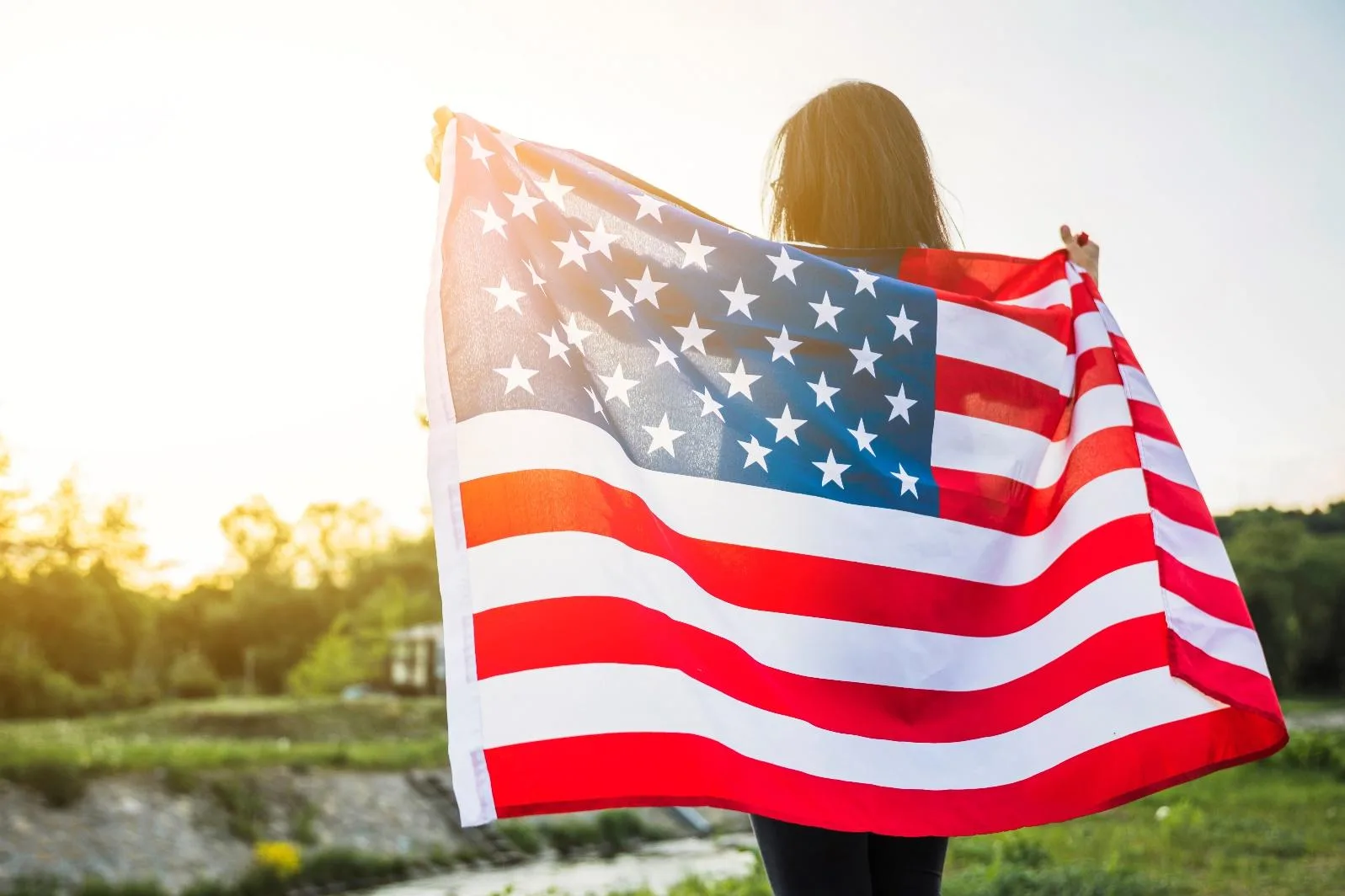 Девушка накинула на себя флаг США