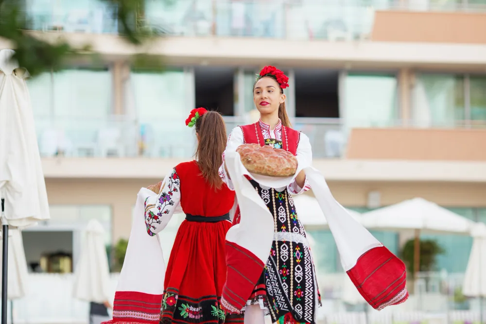 Девушки в народных костюмах несут пироги