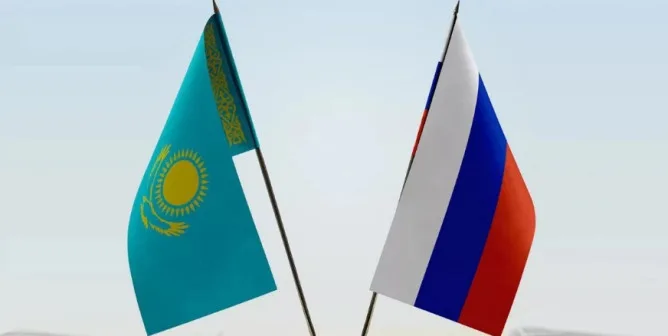 Флаги Казахстана и России