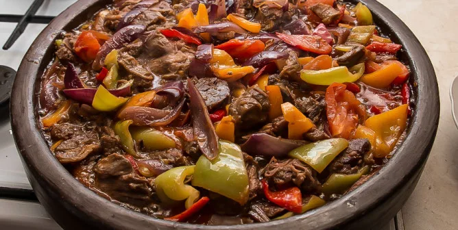 Ягнёнок с овощами, приготовленный под сачем