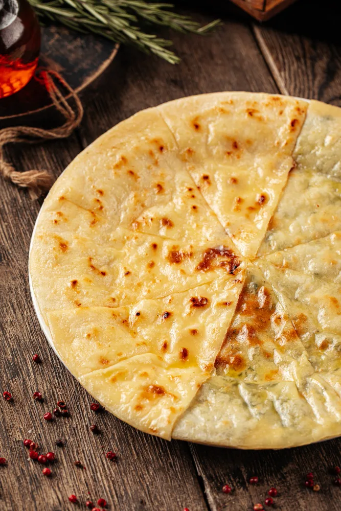 Хачапури по-мегрельски золотистой сырной корочкой