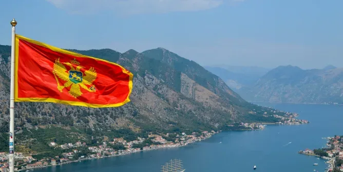 Флаг Черногории на фоне Бока Которскай бухты