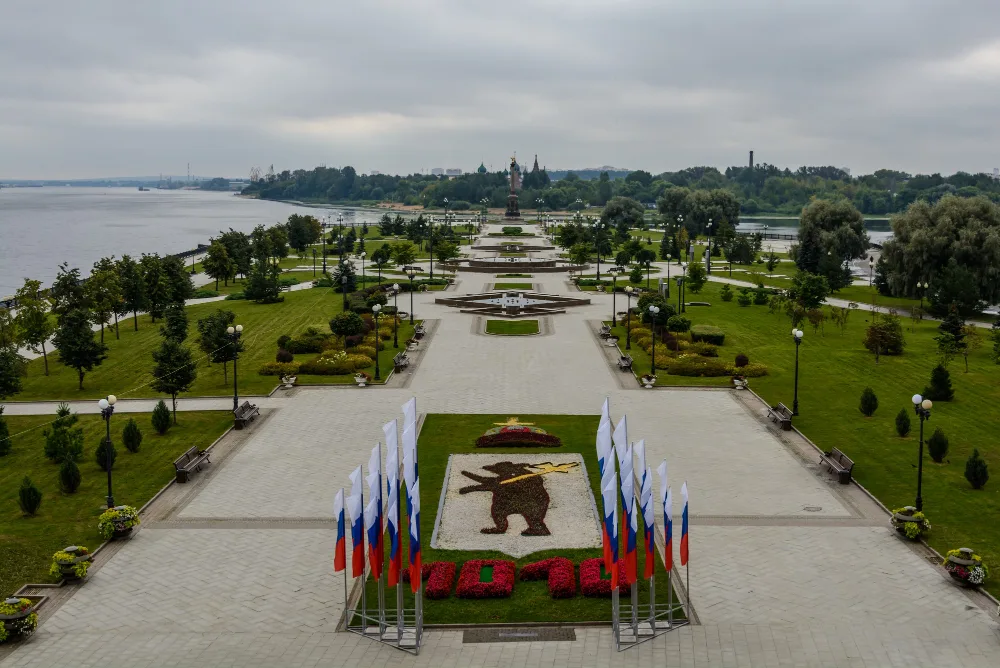 Парк на стрелке в центре Ярославля