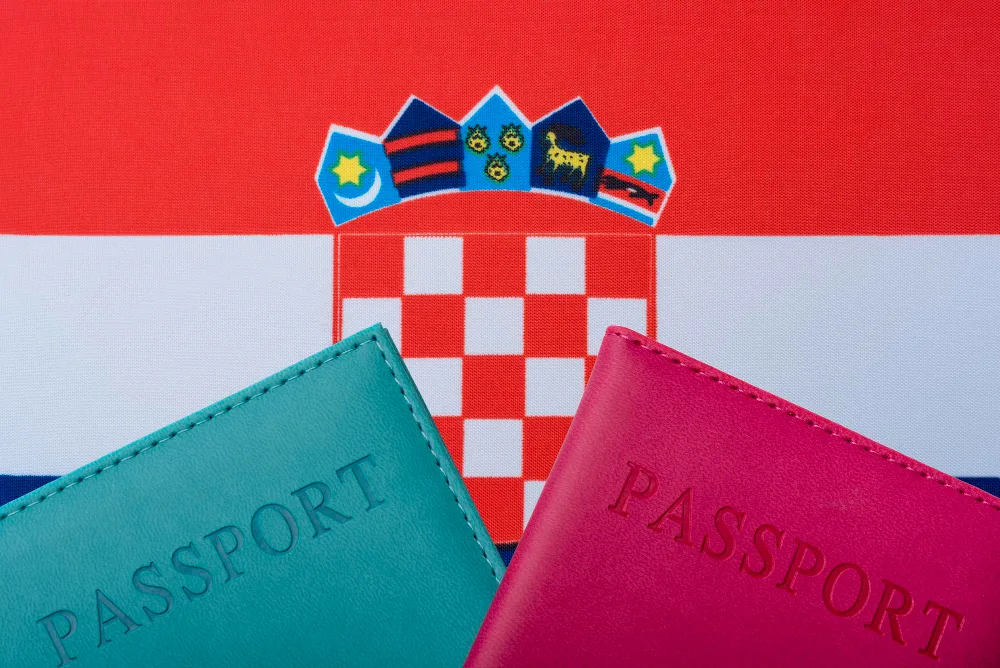 Паспорта на фоне флага Хорватии