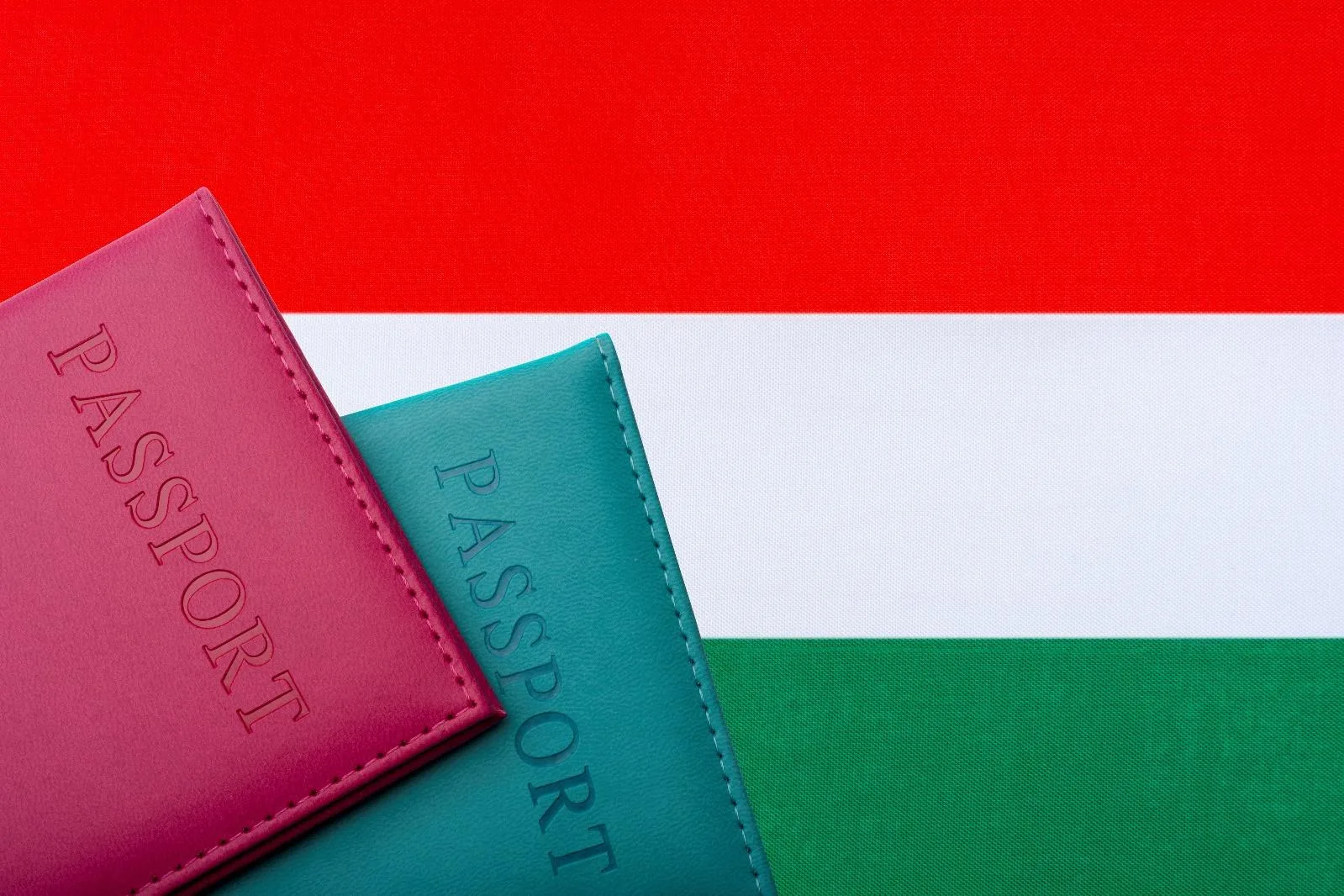 Два паспорта на фоне флага страны