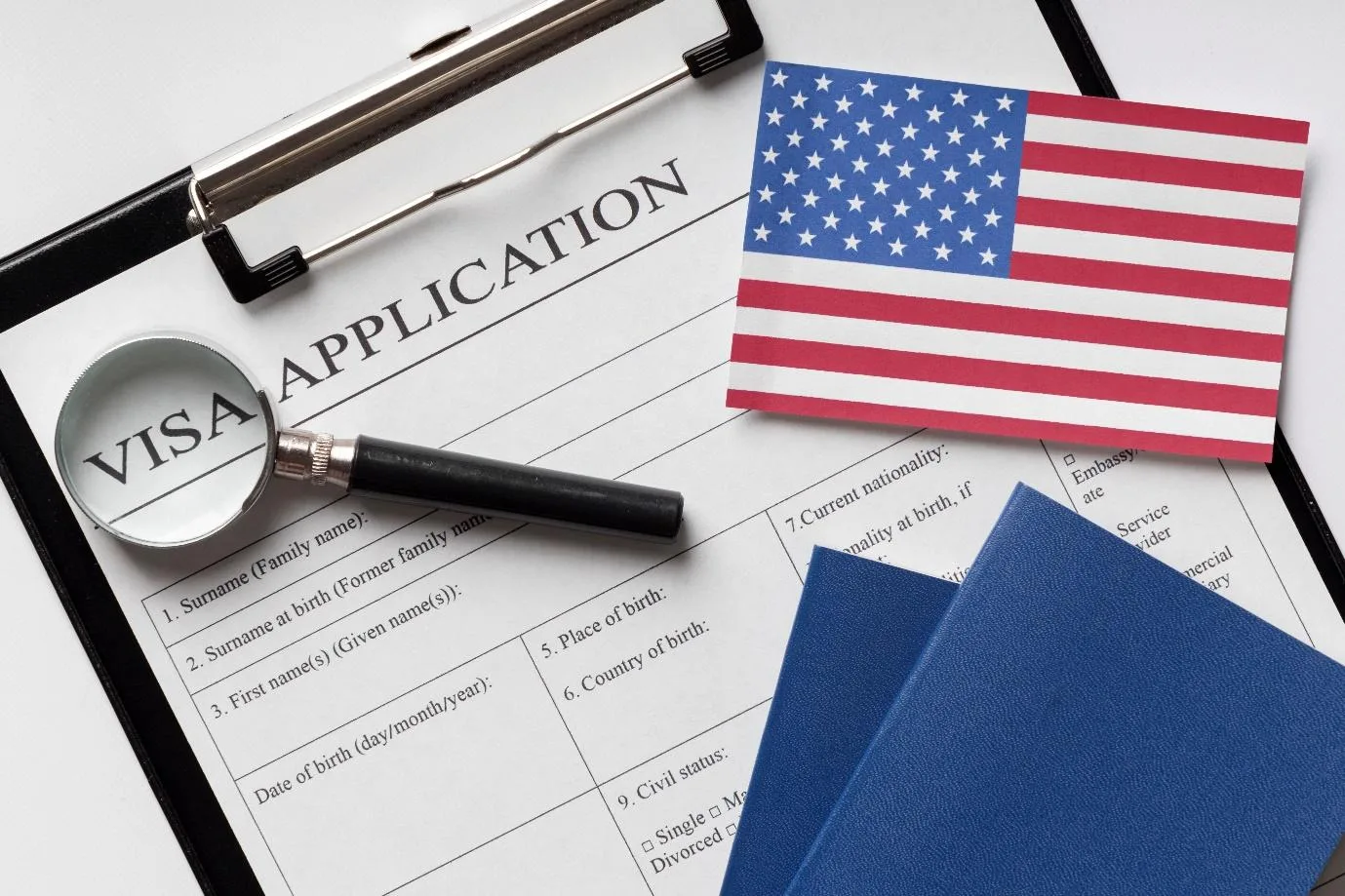 Паспорта флаг США и лупа на документах про визу
