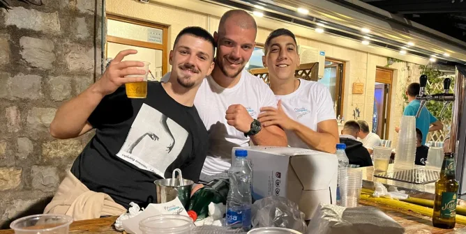Работники фестиваля по ловле кальмара в Петровац