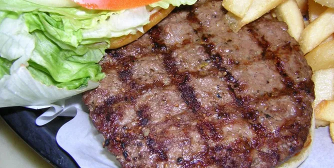 Плескавица — традиционное балканское мясное блюдо