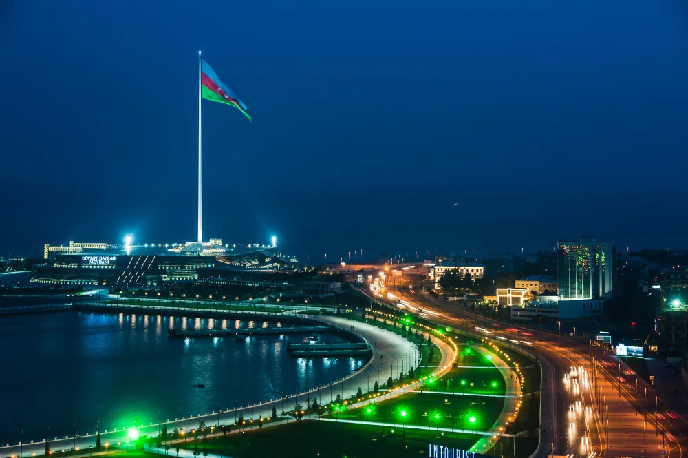Панорама на вечернюю дорогу и флаг Азербайджана
