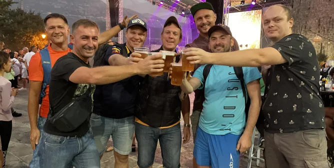 Люди празднующие день Шируна в Будве