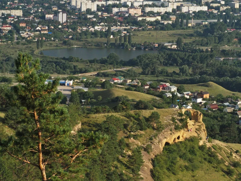 Вид на маленькое озеро и город