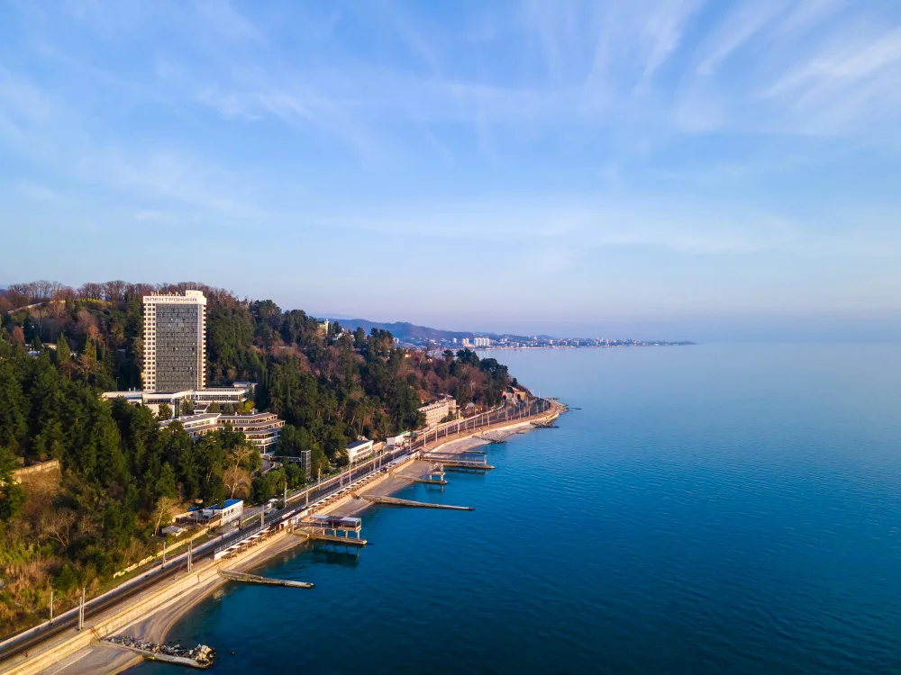 Панорамный вид на побережье Сочи и море