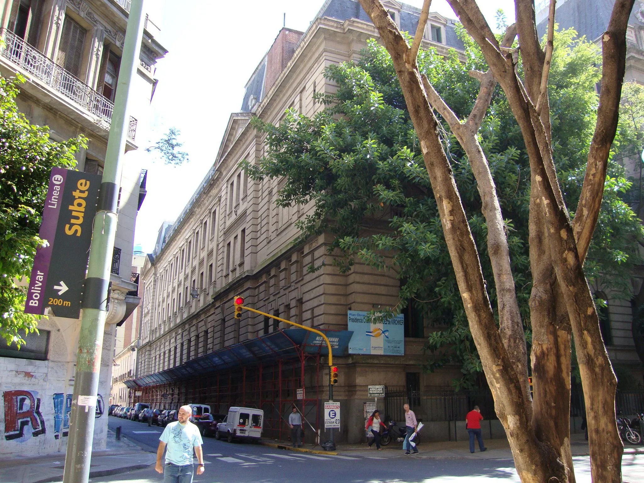 Это боковой фасад Colegio Nacional de Buenos Aires на улице Moreno.