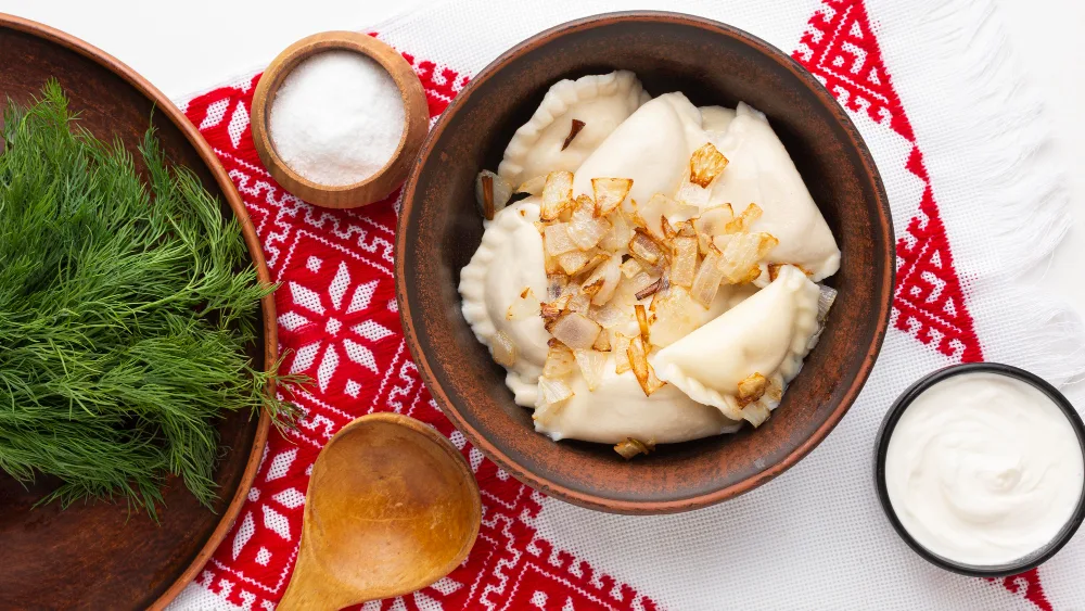 Вареники с луковой зажаркой вместе с укропом