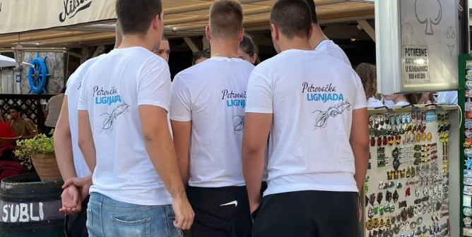 Волонтеры на фестивале по ловле кальмара в Петровац