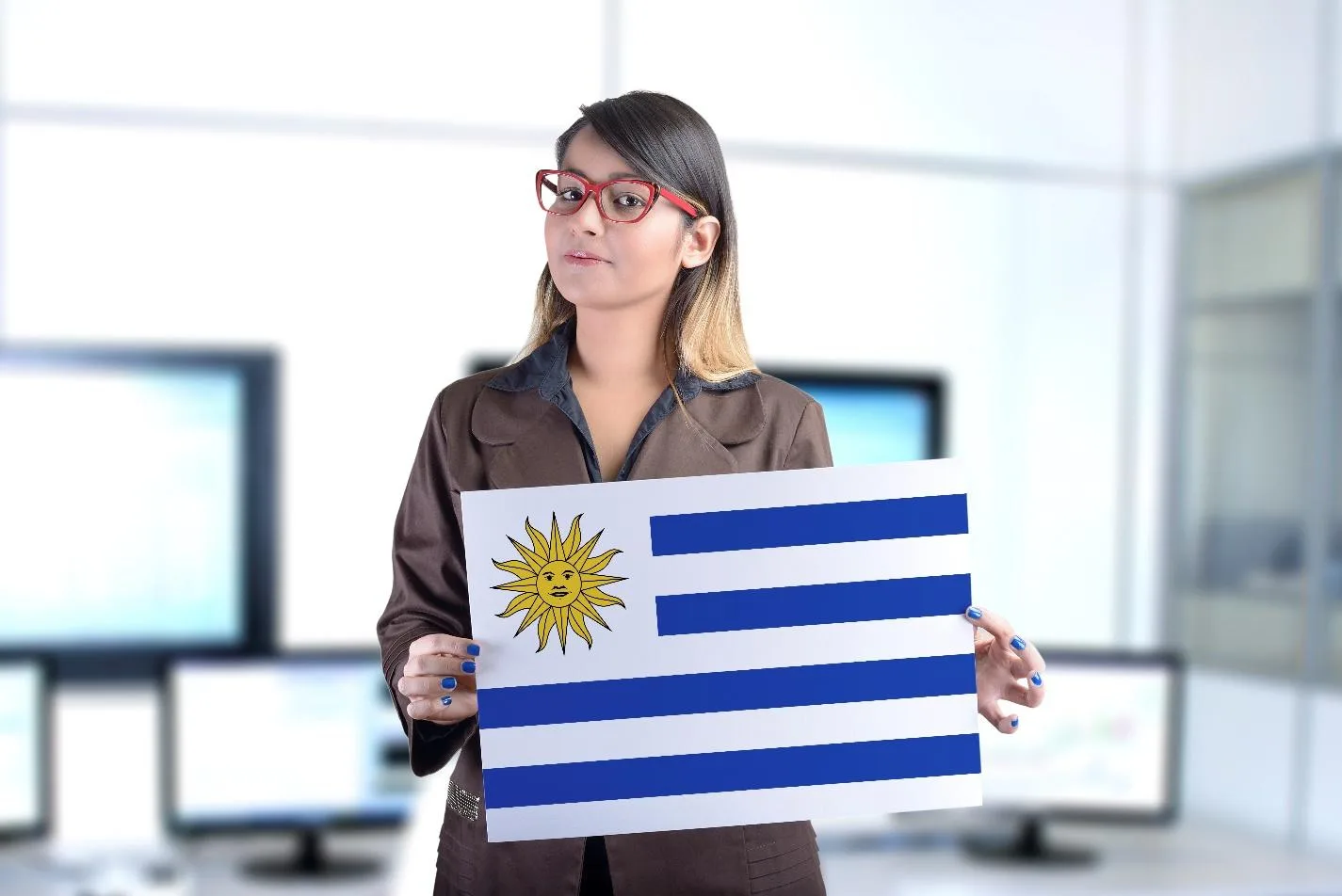 Женщина в красных очках показывает флаг Уругвая